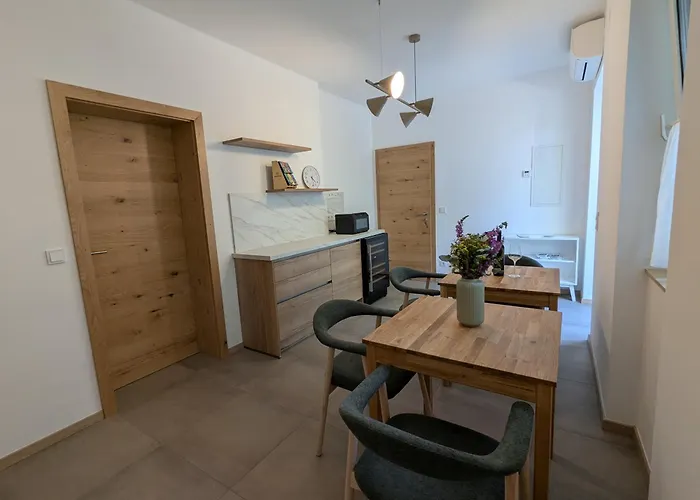 Heuriger Und Gaestezimmer Schmidt Hagenbrunn